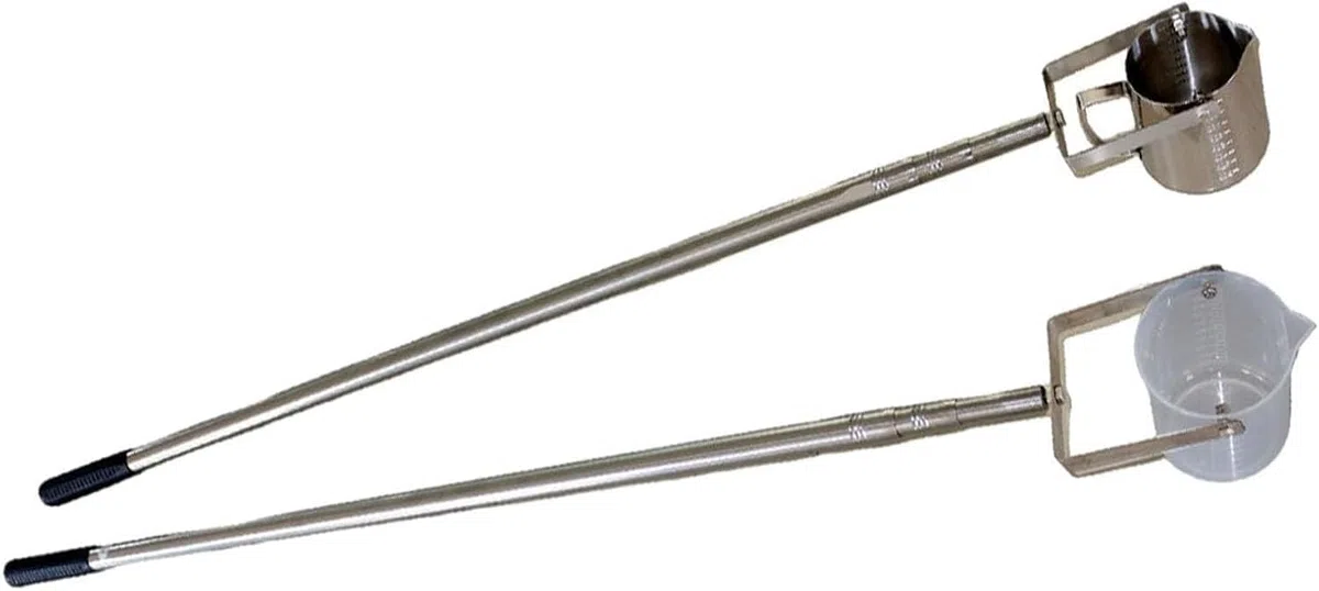 Campionatore telescopico Rod con la siviera ed il becher per la raccolta ed il collaudo liquidi efficienti